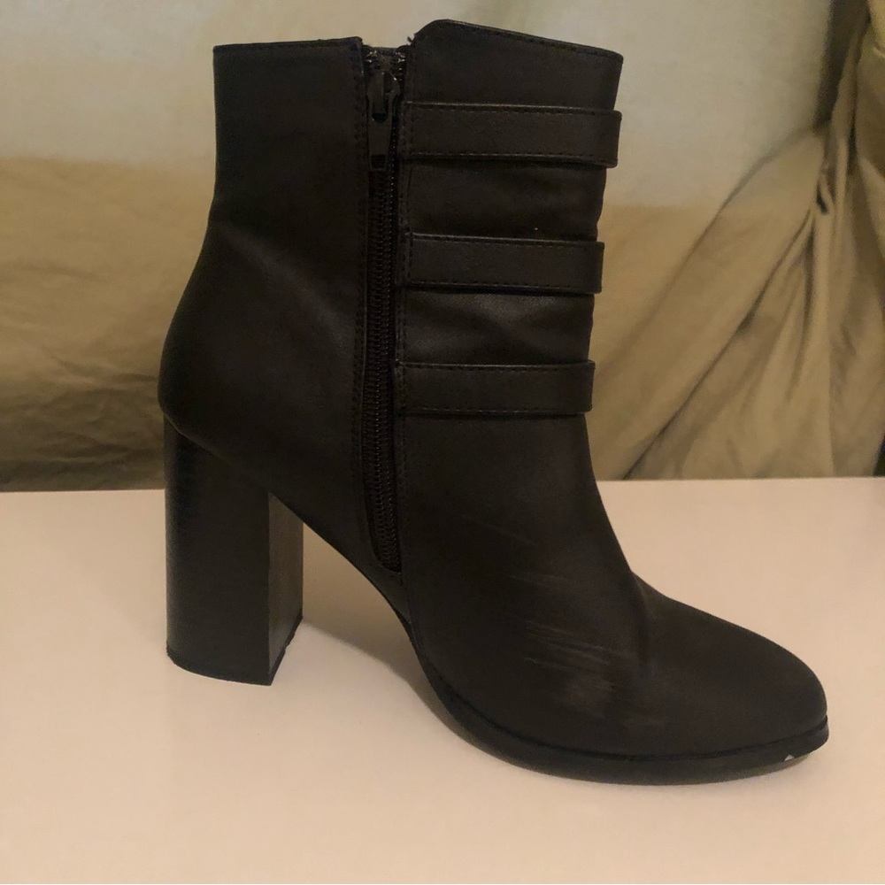 Forever 21 Black chunky heel ankle boot with buckles - Picture 4 of 7